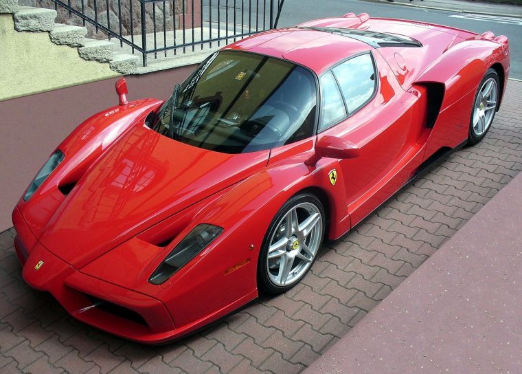 Ferrari Enzo (2002–2004): Mobil Super Sport Ikonik yang Mewah