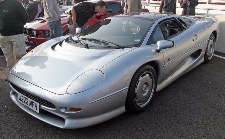 Mobil Jaguar XJ220: Spesifikasi dan Sejarah Kendaraan Legendaris