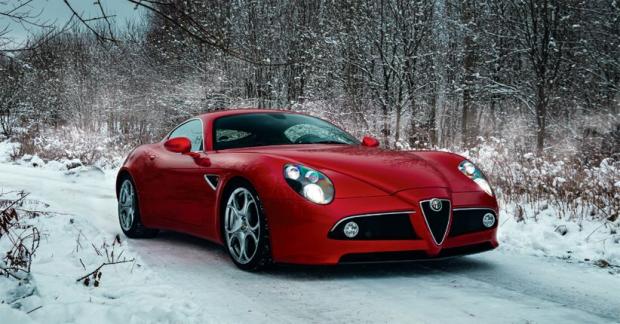 Mobil Kompetisi Alfa Romeo 8C: Desain dan Performa Unggul