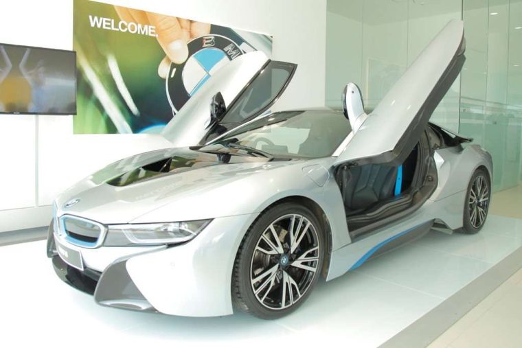 Mobil BMW i8: Kendaraan Sport Hybrid yang Inovatif